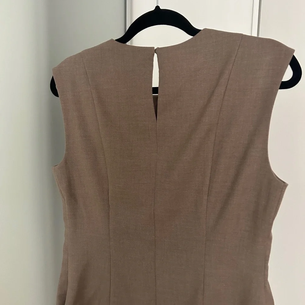 Abercrombie & Fitch Taupe Sleeveless Blouse - Picture 2 of 6